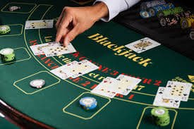 Panel kontrol permainan dengan tombol Hit, Stand, Split